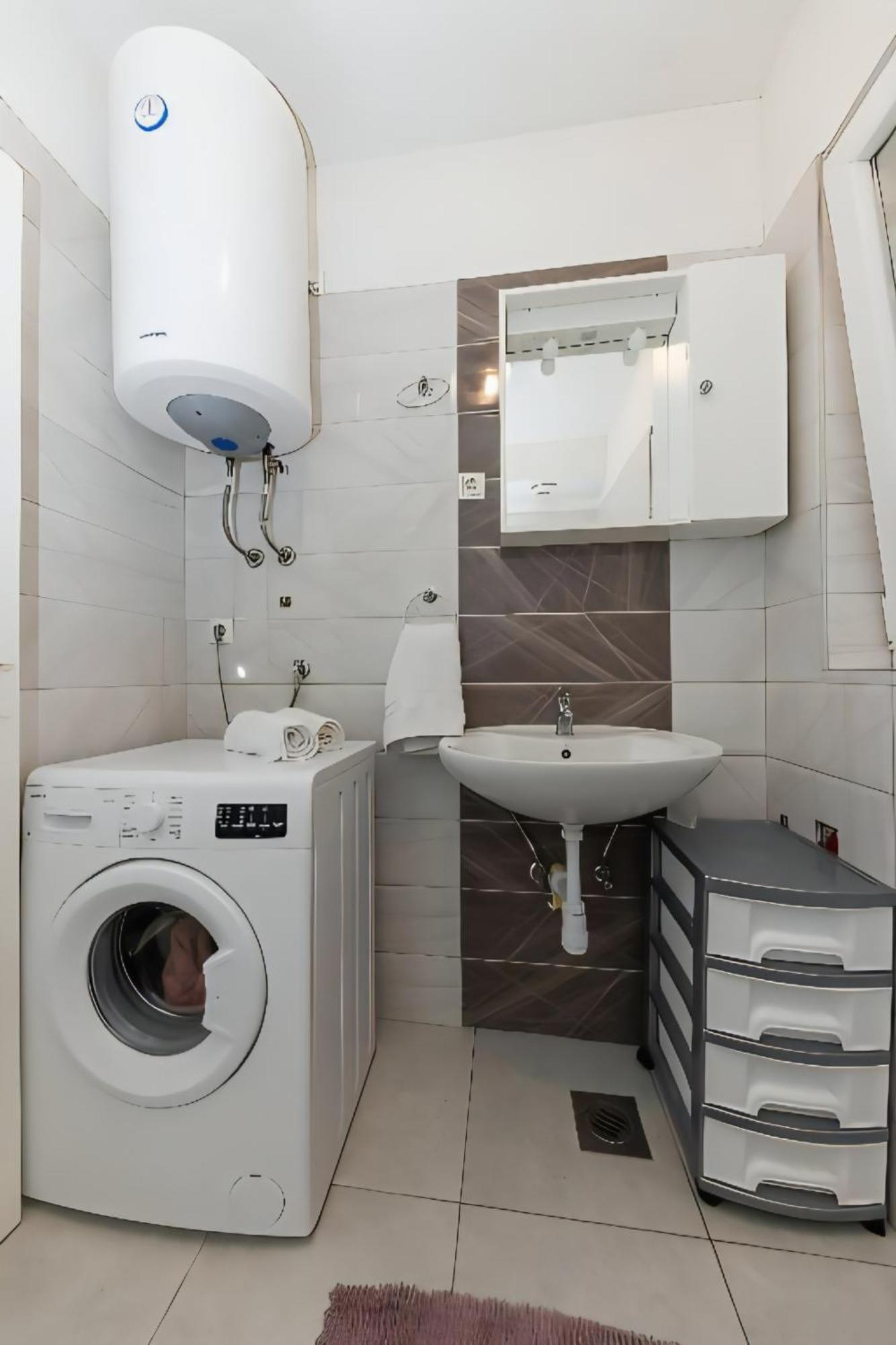 House Niko M With 6 Apartments Спліт Номер фото